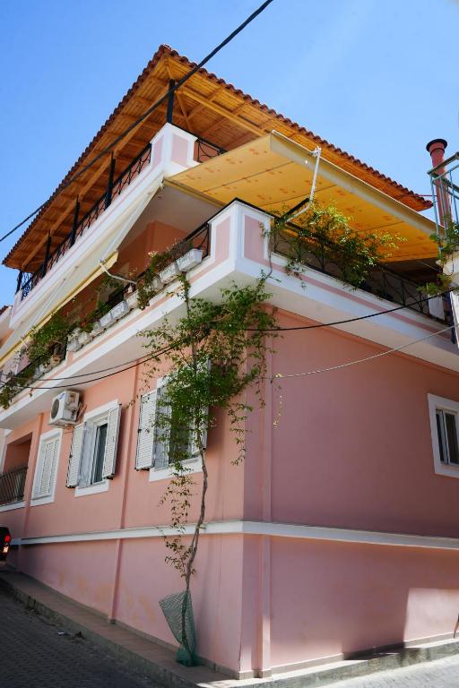 Nafplio Vacation Home, two levels of comfort with beautiful large private terrace and breathtaking views of the Palamidi Castle Fortress - B&B Náfplio