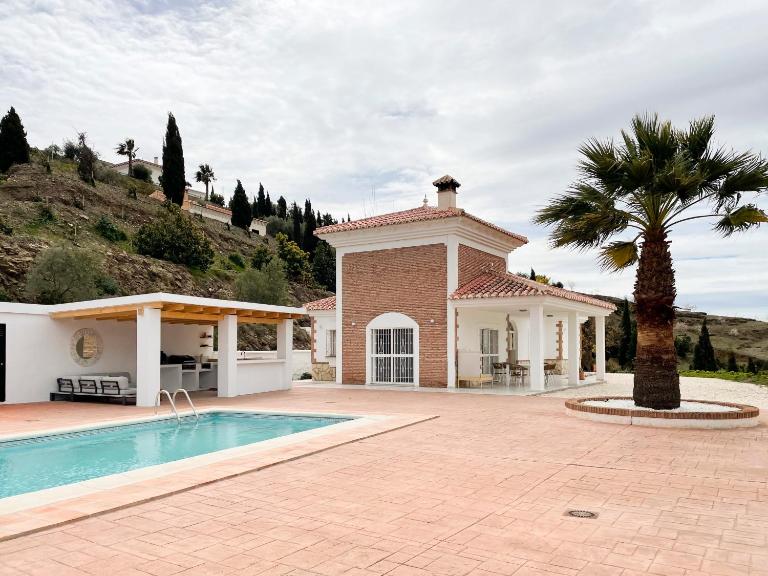 Luxury villa - breathtaking views - hot tub - 15' to beach - Bed and Breakfast Cómpeta