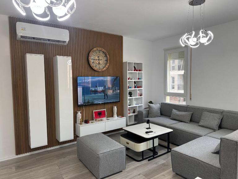 Tirana, Beautifull Apartament Near Mother Teresa Int Airport - B&B Tirana