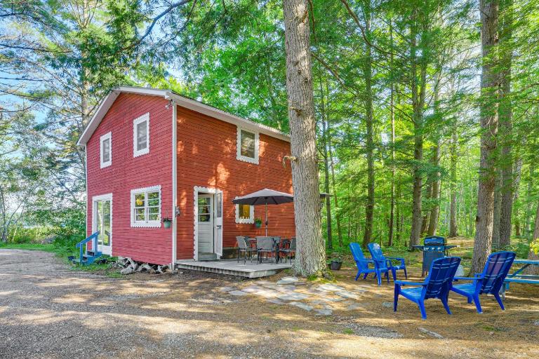 Quiet & Remote Cottage on Panther Pond! - Bed and Breakfast Raymond