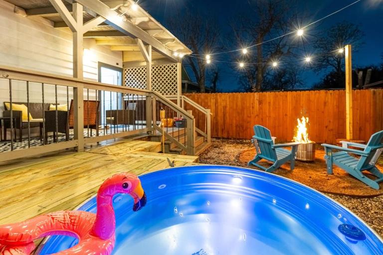 Southtown 3BR Cowboy Pool, Playset, Riverwalk, BBQ, Firepit, Big Yard — Downtown San Antonio - B&B San Antonio