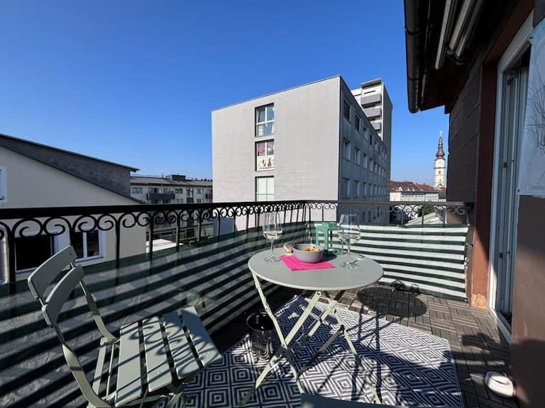 Feine 2-Zimmer Dachgeschoßwohnung - Chambres d'hôtes Klagenfurt