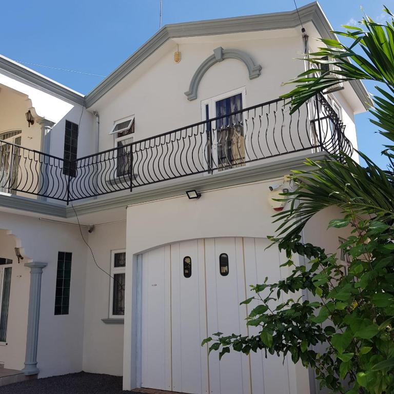 Charismatic 6-beds private spacious family villa with private big pool near beach flic en flac - Bed and Breakfast Flic en Flac