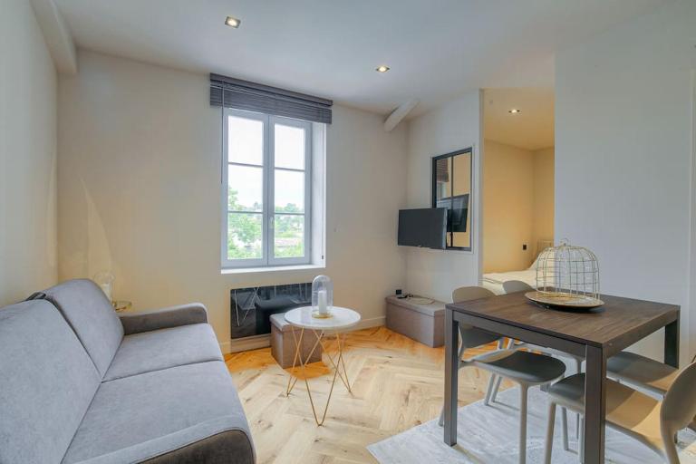 Joli T1 pour 4, Champagne, Monts d'Or, Lyon - B&B Champagne-au-Mont-d'Or