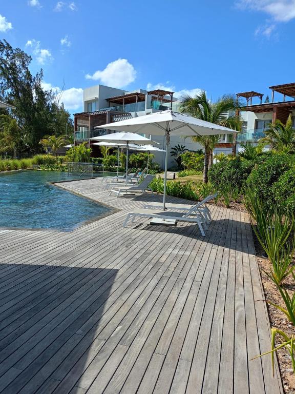 Luxury 3 BR Beach Apartment right on the beach with pool - Ferienwohnung Pointe aux Piments