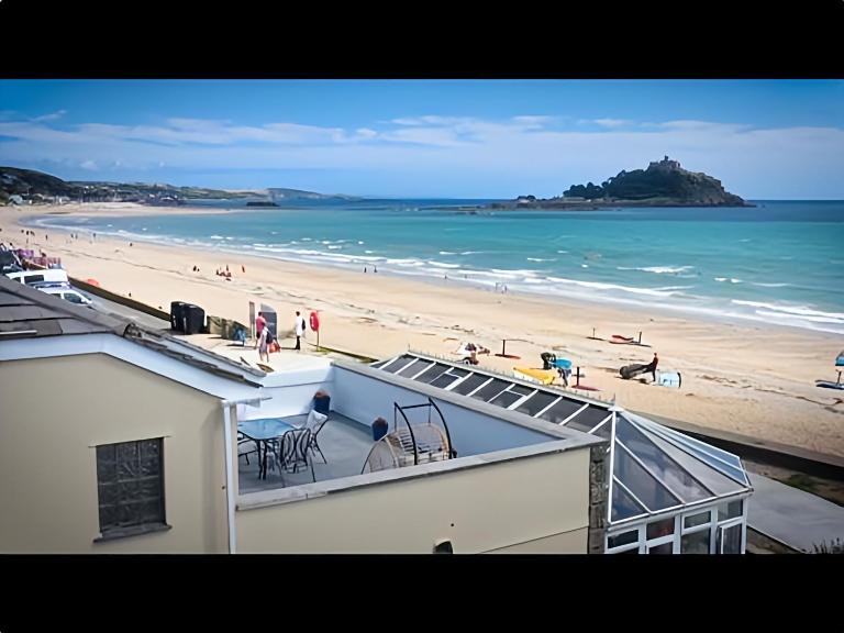 3 Bedroom Beach House Apartment, Across St Michaels Mount in Marazion - B&B Marazion