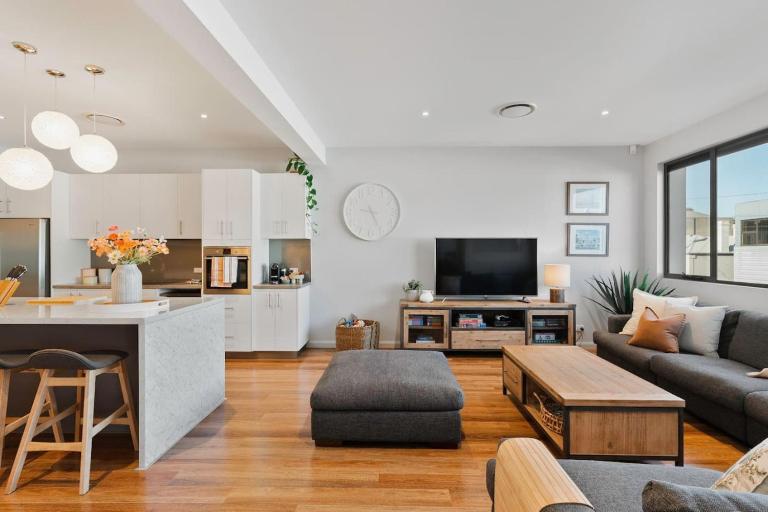 Large CBD apartment with parking - Bed and Breakfast Launceston