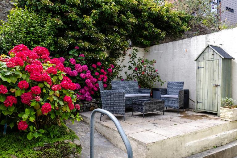 Beach Haven, Steps to Sand, Trails & Shops, Highly Rated 2-Bedroom House Minutes from Mumbles Beach with a Patio - B&B Oystermouth