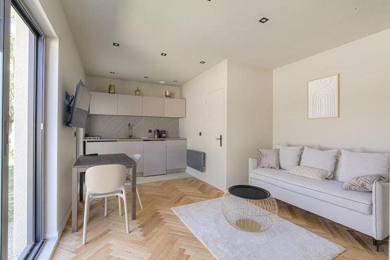 Petit studio compact et moderne, Écully - B&B Écully