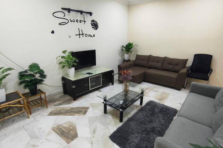66 Homestay 5 Min to Leaning Tower - Bed and Breakfast Teluk Intan