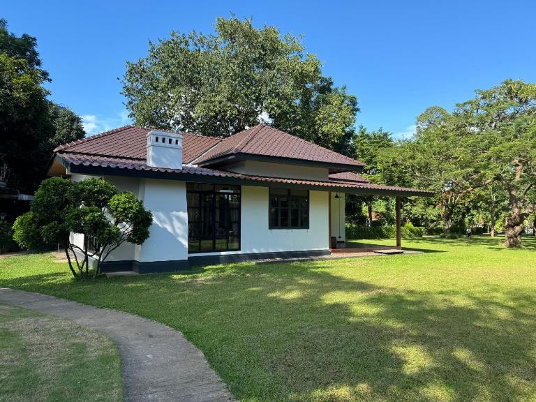Ping Riverfront Luxury Villa w3 Acre Private Lawn and River view - Chambres d'hôtes Chiang Mai