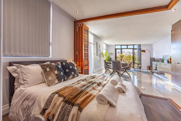 Modern Beachfront Studio- 133 Eden on the Bay - Chambres d'hôtes Bloubergstrand