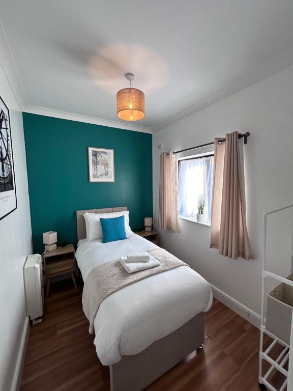 Modern Comfort 2BR - Southampton Stay - B&B Southampton