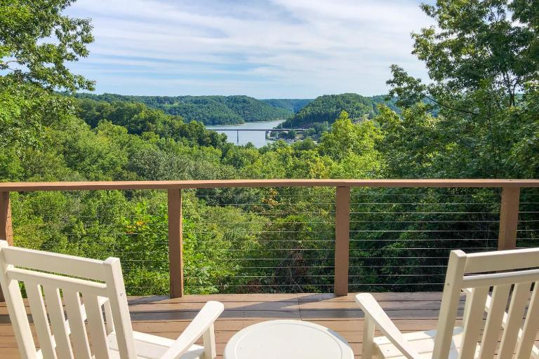 Center Hill Couples Retreat Cabin: Lake View, Deck - Chambres d'hôtes Sparta