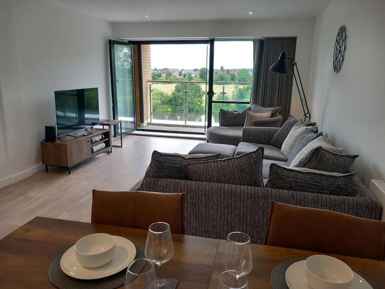 Luxury Riverside Apartment Stunning views Free Parking - Bed and Breakfast Nottingham