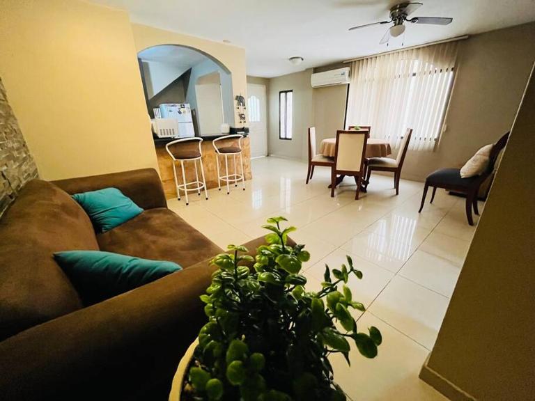 Gran Suite Junto Al San Marino Mall - Bed and Breakfast Guayaquil