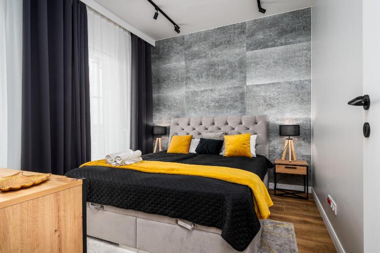 Wola Tower Deluxe Separate Bedroom with Free Garage - by Perfect Apart - Chambres d'hôtes Varsovie