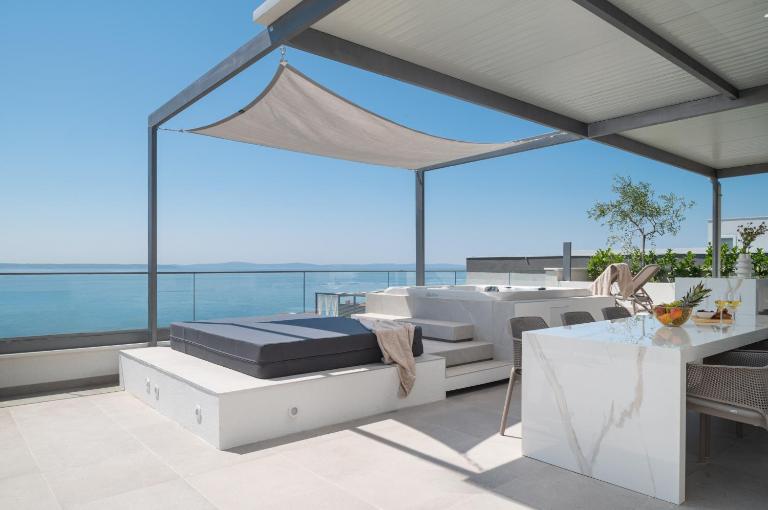 Penthouse La Vie with seaview and jacuzzi - Ferienwohnung Podstrana