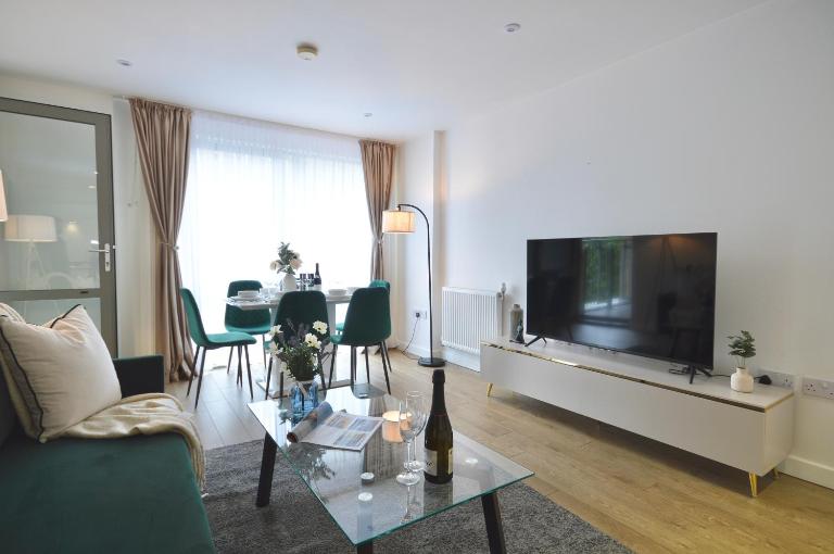 Modern 2 Bedroom Apartment Steps from Vauxhall St - Bed and Breakfast Londen