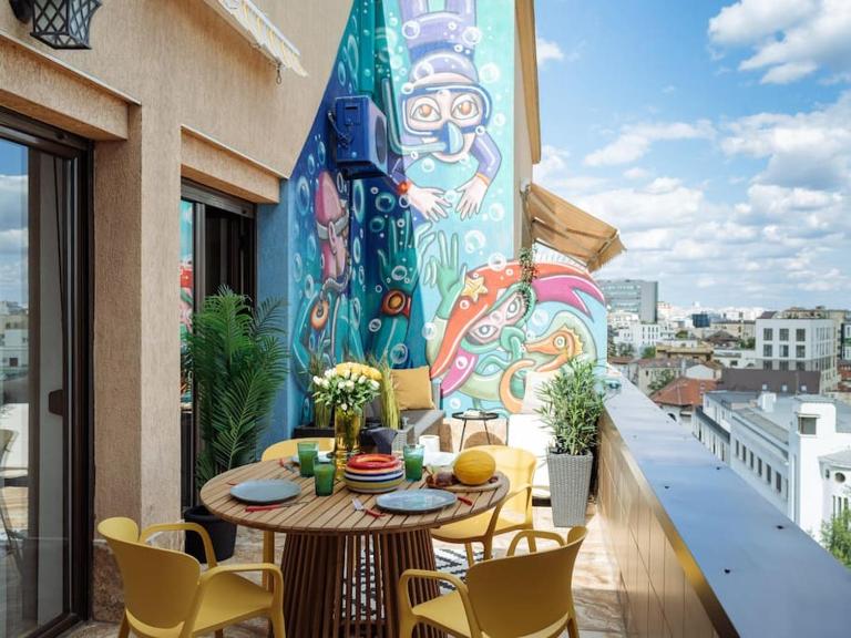 Rooftop Terrace Boho Apt City Center 2 Baths - Chambres d'hôtes Bucarest