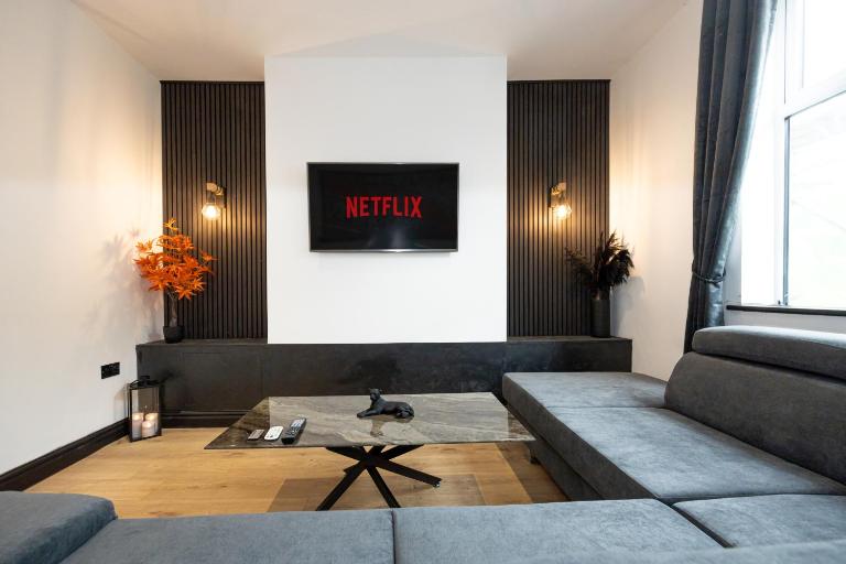 Stylish 2BR Home Sleeps 6 Cinema Room, Fast WiFi, Ideal for Short & Long Stays - Ferienwohnung Leigh