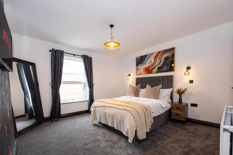 Stylish 2BR Home Sleeps 6 Cinema Room, Fast WiFi, Ideal for Short & Long Stays - B&B Leigh