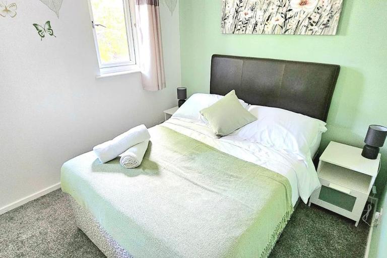 Cozy 3-Bed House Near Willen Lake with Garden - B&B Milton Keynes
