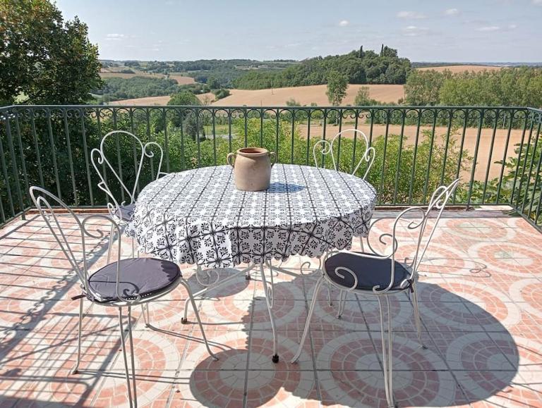 Maison de village avec superbe vue - B&B Cuq