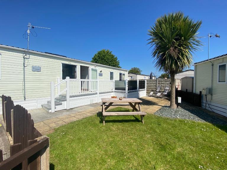 4 Sandringham, Patrington Haven, Hot Tub, Private garden & Parking - B&B Patrington