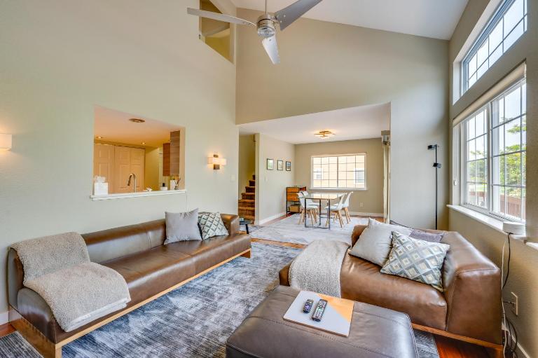 13 Mi to Dtwn Denver: Arvada Townhome w/ Deck - Ferienwohnung Arvada