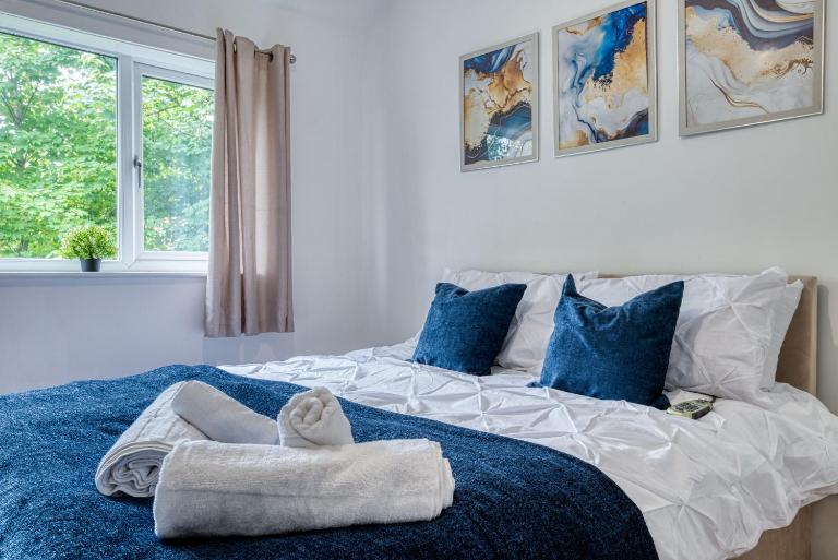 Contractors & Relocation haven, 3BD House, Secure off-site parking & office space - Bed and Breakfast Manchester