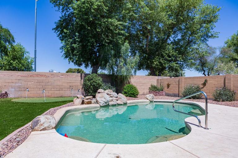 Sun-Kissed Gem - Pool Heater Golf Green AZ Room - B&B Peoria