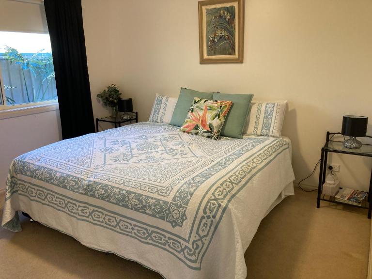 HOSTS offer HOME STAY on HIGH King Bed -- Private Home with Private Bathroom - B&B Swan Hill