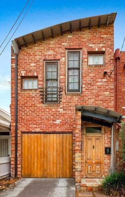 Funky Port Melb Warehouse meets NY Loft Oz Style - B&B Melbourne