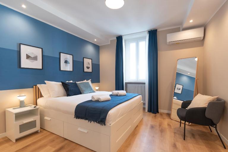 Arnaldo Cozy Home Stay Central with Piazza View - Bed and Breakfast Brescia