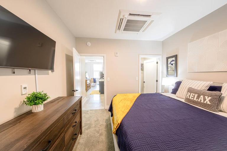 King Bed, Parking, Near Stadium - B&B Cincinnati
