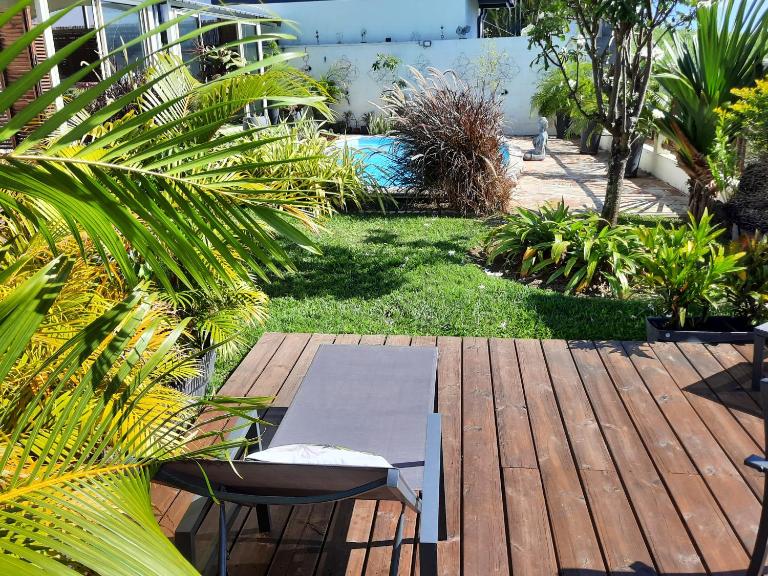 Joli appartement, piscine, jacuzzi - Bed and Breakfast Sainte-Suzanne