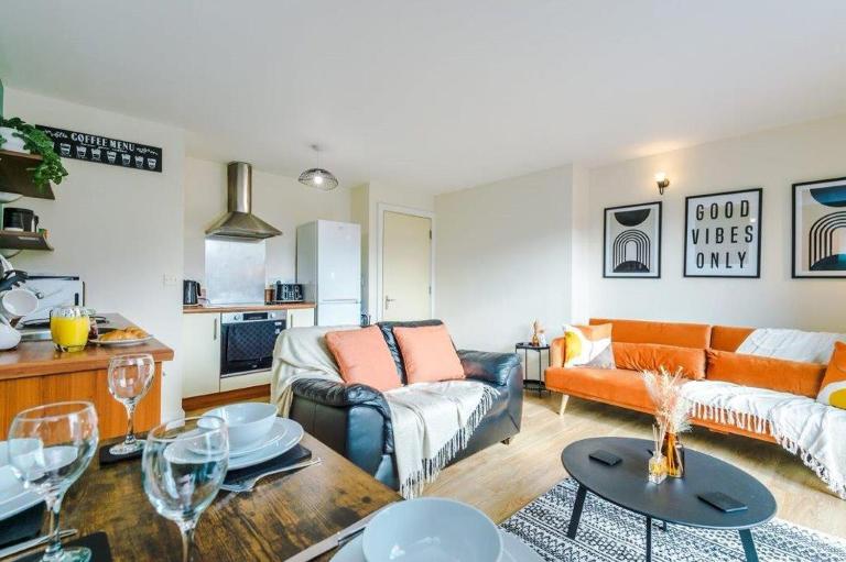 Modern 2BR near Manchester city centre - Free parking garage - Chambres d'hôtes Manchester