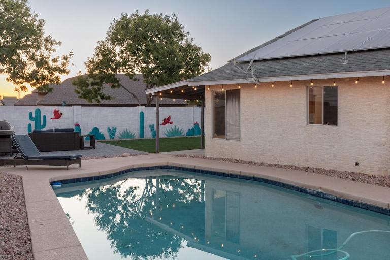 The Glendale Pool House Oasis with Jacuzzi Golf Billiards - B&B Glendale