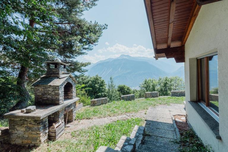 Magnifique chalet mitoyen avec vue sur les montagnes - B&B Crans-Montana