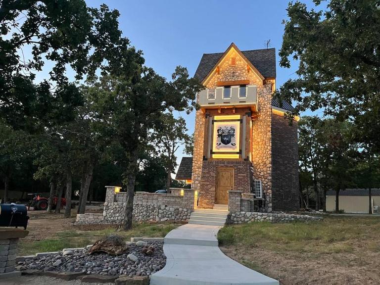 Unique Castle on the Lake - B&B Skiatook