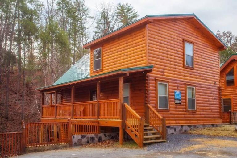 Papa Wolf's Cabin - POOL Community - B&B Pigeon Forge