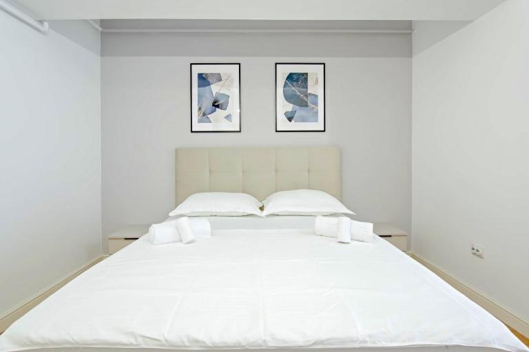 Himson Blue Apartament-Self Check-in near Airport & Mall - B&B Iași