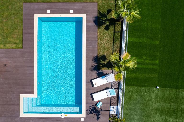 Villa Florinda with Pool and Prime Location near Split - Chambres d'hôtes Srinjine