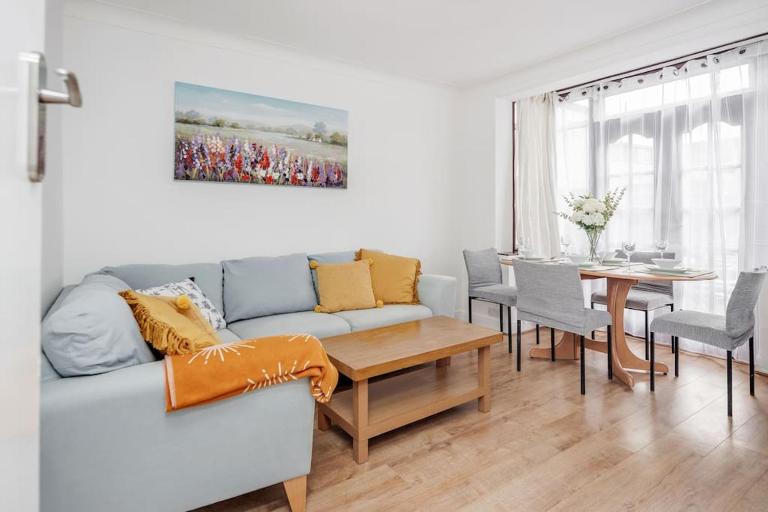 Lovely 4 Bedrooms House Near Romford Station With Parking - B&B Romford