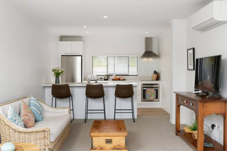Miro Street Townhouse centrally located to Blake park - B&B Papamoa