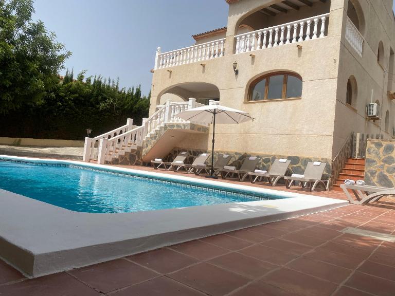 Agradable Villa con piscina y vistas al mar - Chambres d'hôtes Calpe