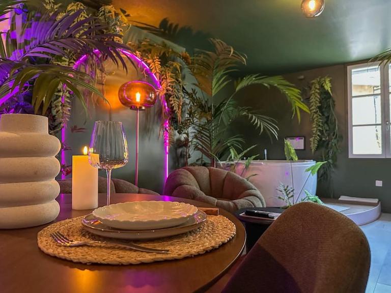 La Suite Chammarzt - Insolite - Escapade à deux -JungleRoom - baignoire balnéo privative - centre historique - B&B Uzerche