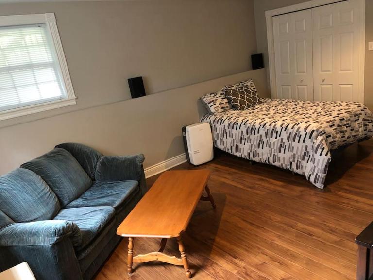Cozy & Private basement suite, centrally located - Bed and Breakfast Halifax