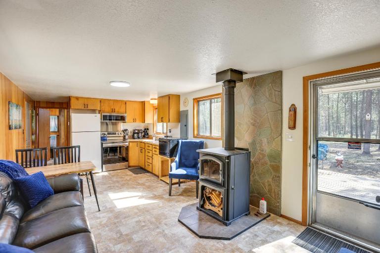 1 Mi to State Park: Peaceful La Pine Cabin w/ Deck - Chambres d'hôtes La Pine